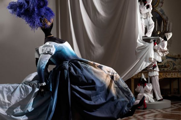 A Napoli una favola fantastica si trasforma in elegante esposizione