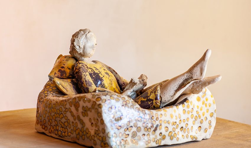 Paola Staccioli, ceramiche che uniscono ironia, gioco e abilità tecnica