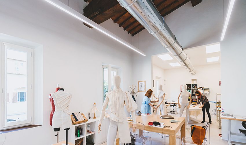 Spazio NOTA. Dalla sartoria teatrale alla lavorazione del cuoio: la nuova stagione di corsi formativi dedicata ai mestieri d’arte