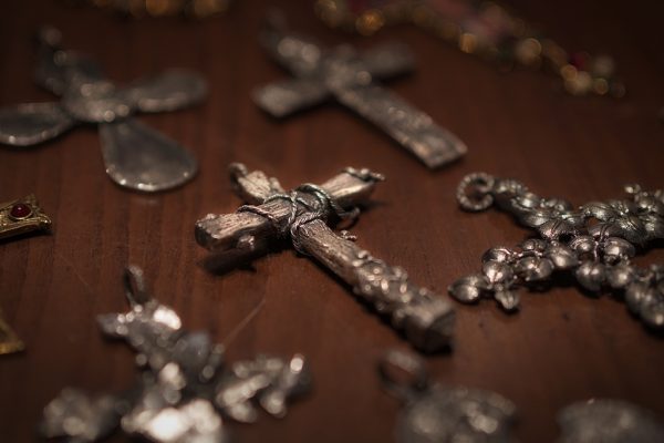 La bottega Penko firma i gioielli del film Conclave