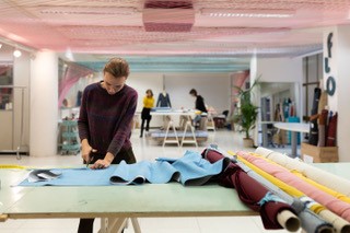 Flo: l’intreccio invisibile tra moda e riscatto Sociale